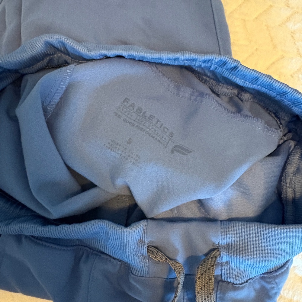 Fabletics Scrub Set - Picture 4 of 4